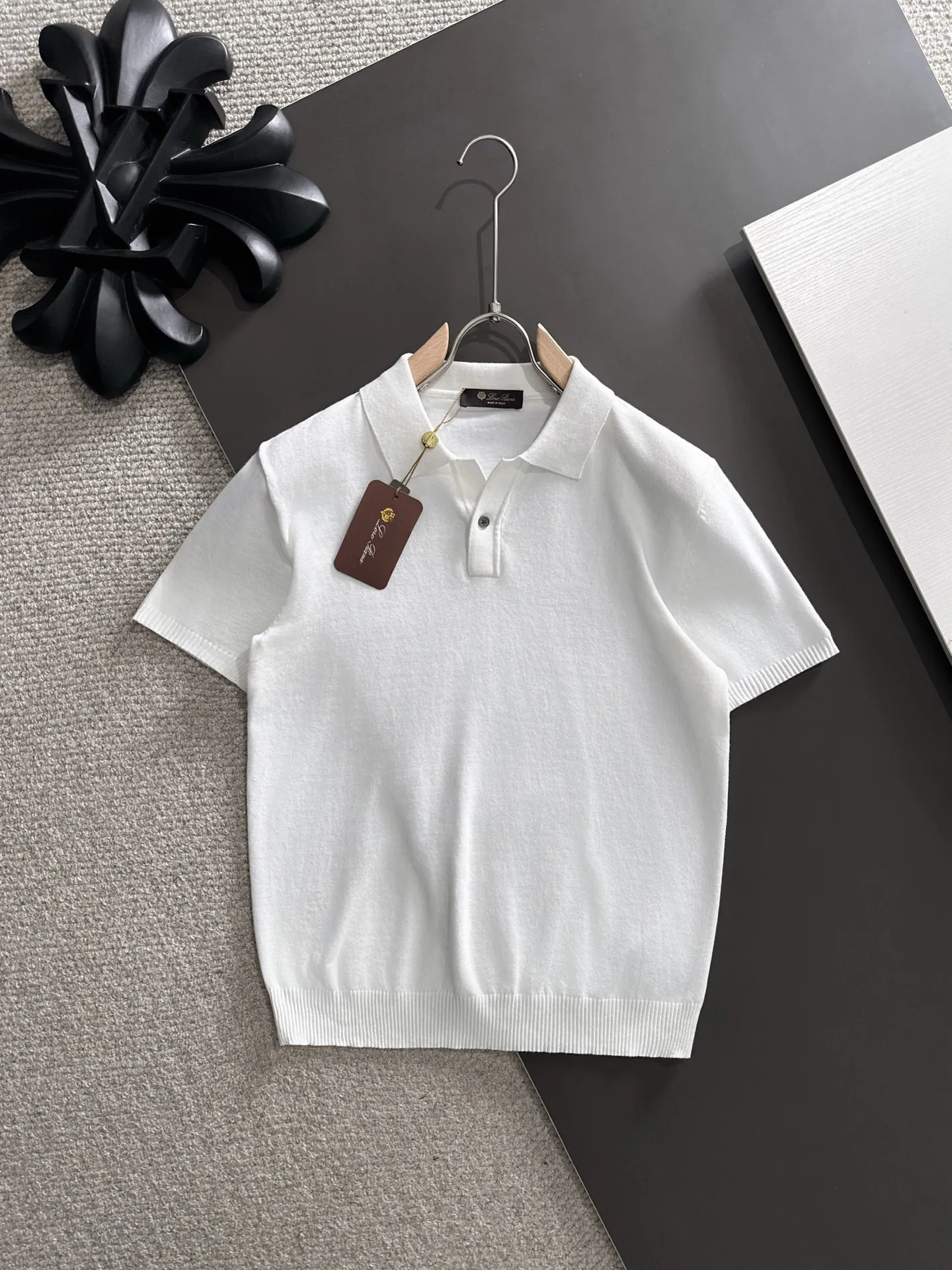 Next day shipment LP high quality Loro Piana 26ss New Arrival men's short-sleeved T-shirt Made of combed cotton yarn knitted cotton fabric, no pressure when entering and exiting the counter Exclusive control of raw materials It feels substantial when weighed, and the upper body is more textured than ordinary T-shirts. This texture can cope with the weather easily and is suitable for both hot and cold! Loose fit design, looks noble. The only correct version is available Size: M to XXXL